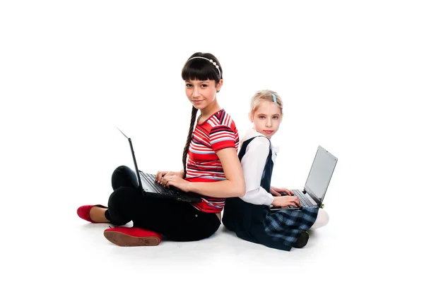 Twee meisjes met laptops — Stockfoto