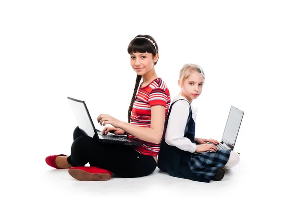 Deux filles avec des ordinateurs portables — Photo