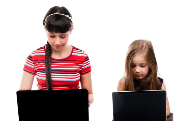 Deux filles avec des ordinateurs portables — Photo