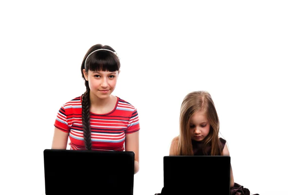 Dos chicas con ordenadores portátiles —  Fotos de Stock