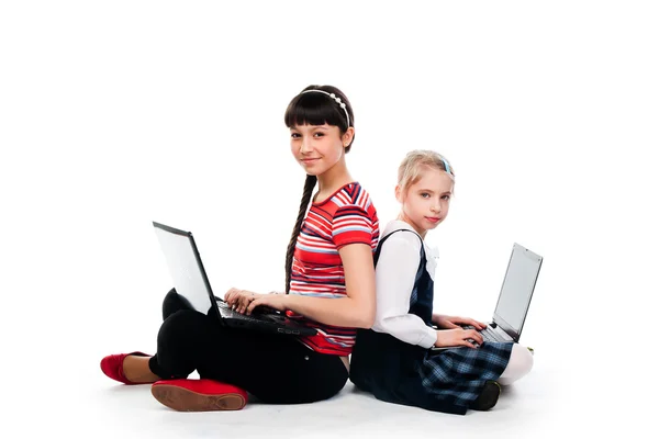 Twee meisjes met laptops — Stockfoto