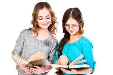 iki kız kitap okumak