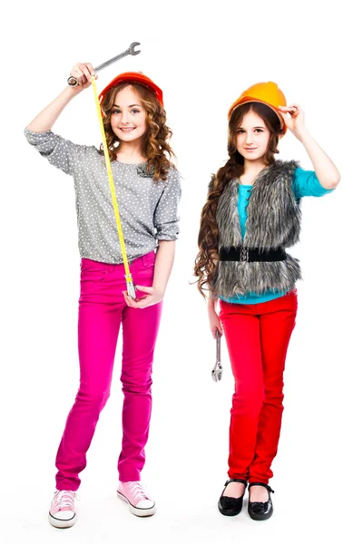 Dwie dziewczyny w kaski budowlane — Zdjęcie stockowe