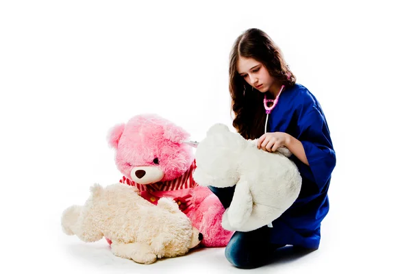 Лікар лікує дівчину плюшевими ведмедями — стокове фото