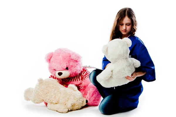 Läkare behandlar en flicka nallebjörnar — Stockfoto