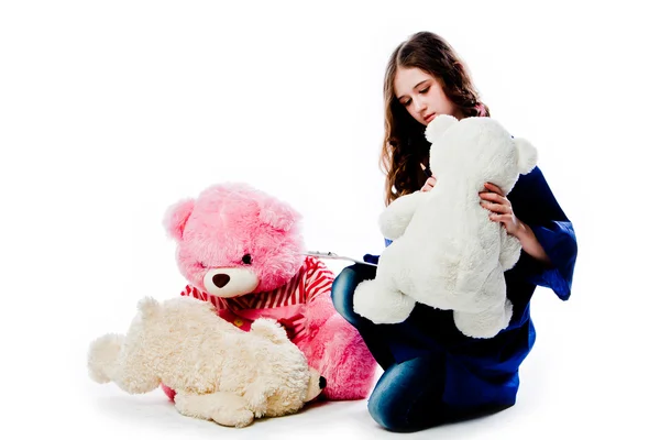 Arzt behandelt ein Mädchen mit Teddybären — Stockfoto