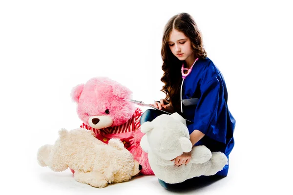 Médico trata uma menina ursinhos de pelúcia — Fotografia de Stock
