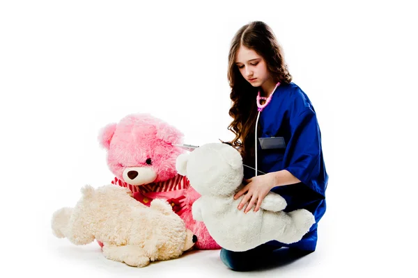 Médico trata uma menina ursinhos de pelúcia — Fotografia de Stock
