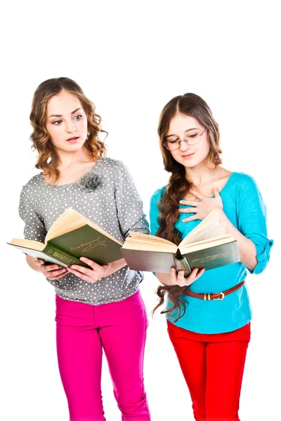 Δύο κορίτσια που διαβάζουν βιβλία — Φωτογραφία Αρχείου