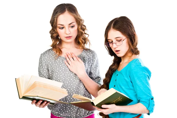 दो लड़कियां किताबें पढ़ती हैं — स्टॉक फ़ोटो, इमेज