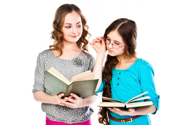 Dos chicas leen libros —  Fotos de Stock