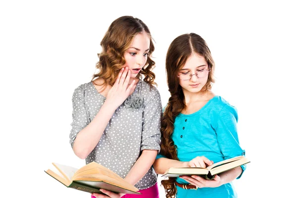 Twee meisjes lezen boeken — Stockfoto