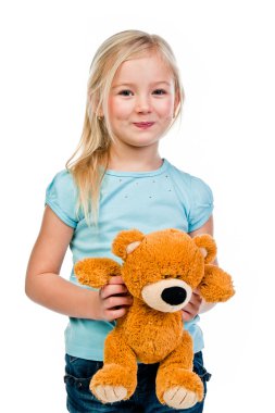 Oyuncak ayılı bir kız.