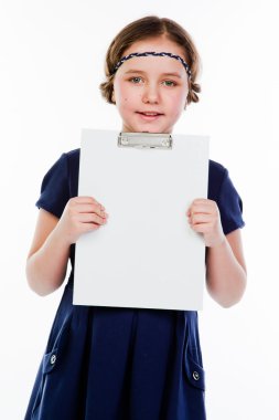 kız beyaz bir levha ile