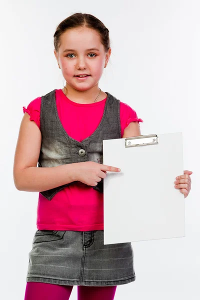 Fille avec une feuille blanche — Photo