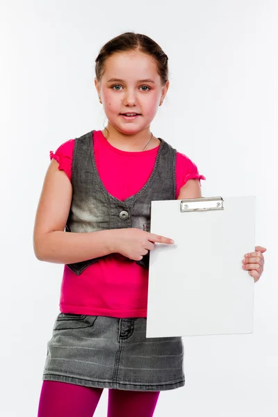 Fille avec une feuille blanche — Photo