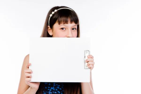 Fille avec une feuille blanche — Photo