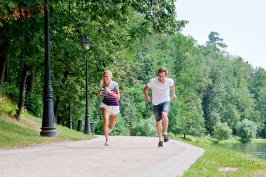 parkta çalışan bir kadın ve bir erkek