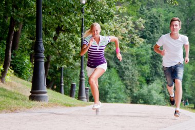 parkta çalışan bir kadın ve bir erkek