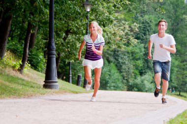 parkta çalışan bir kadın ve bir erkek