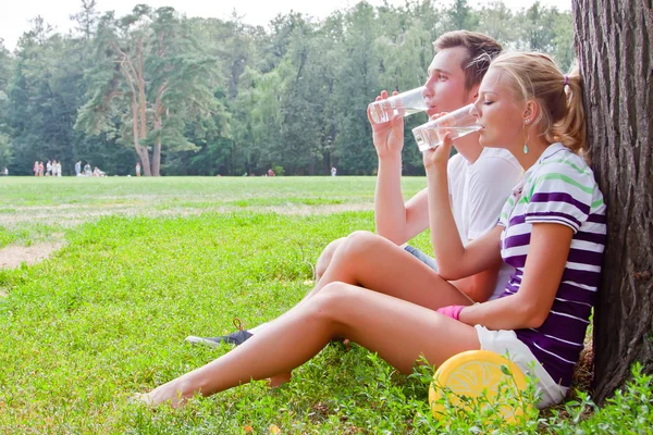 Man and woman relaxing in the park — Stock Photo, Image