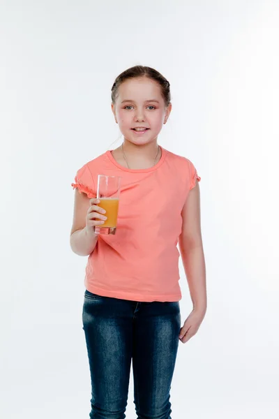 Barn med juice — Stockfoto