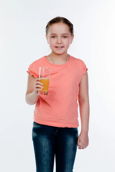 Barn med juice — Stockfoto