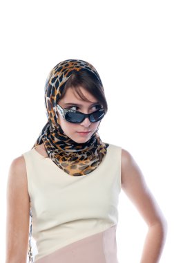 kadın eşarp ve güneş gözlüğü