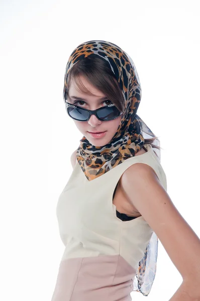 Kvinna i en halsduk och solglasögon — Stockfoto