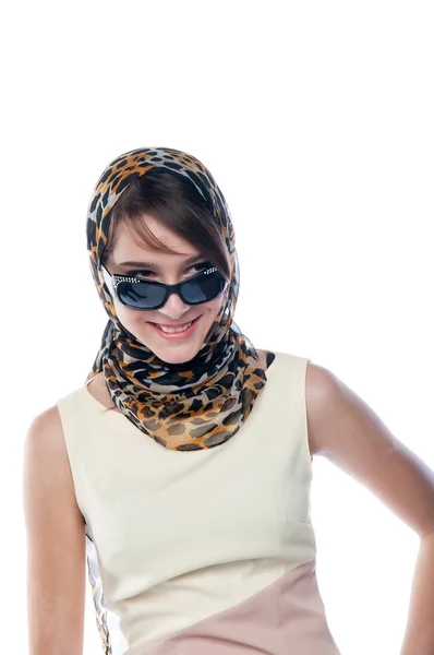 Femme dans un foulard et des lunettes de soleil — Photo