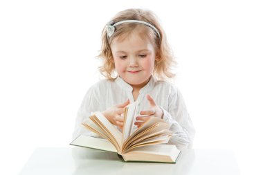 Çocuk bir kitapla