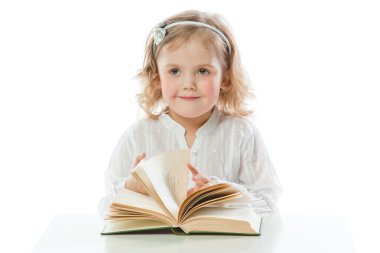 Çocuk bir kitapla
