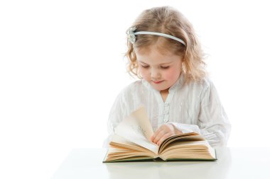 Çocuk bir kitapla