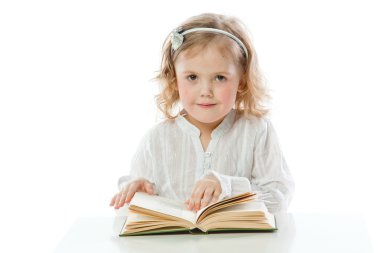 Çocuk bir kitapla