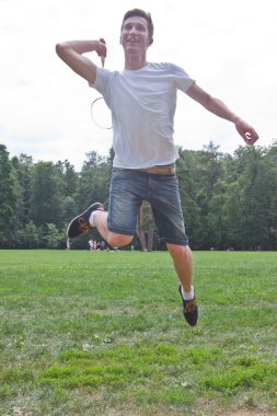 adam badminton oynarken