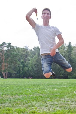 adam badminton oynarken