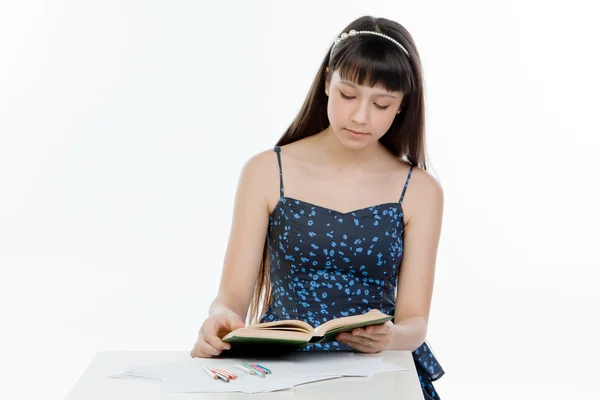 Niño con un libro — Foto de Stock