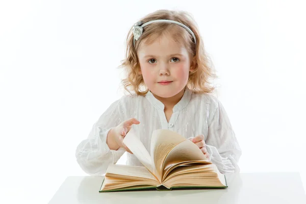 Enfant avec un livre — Photo