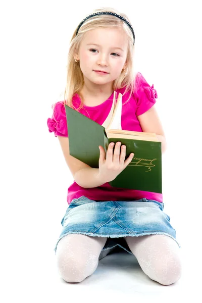 Barn med en bok — Stockfoto