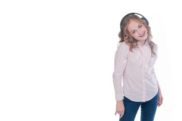 Flicka lyssnar på musik — Stockfoto