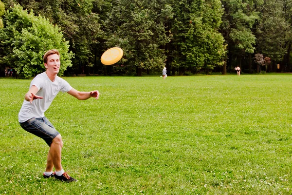 Uomo che gioca a frisbee — Foto Stock