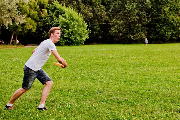 Άνθρωπος, παίζουν frisbee — Φωτογραφία Αρχείου