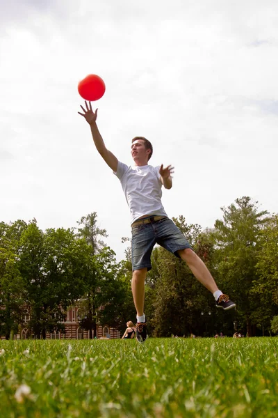 Een man spelen volleybal — Stockfoto