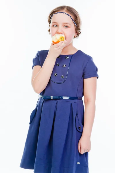 Barn med äpple — Stockfoto