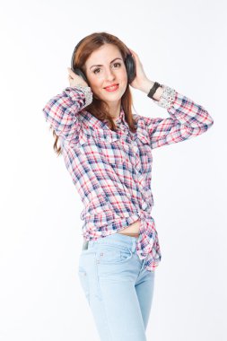 Kadın kulaklıkla müzik dinliyor.