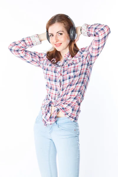 Mujer escuchando música en los auriculares —  Fotos de Stock