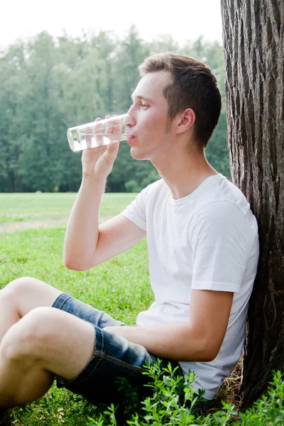 공원에 사람 음료 물 — 스톡 사진