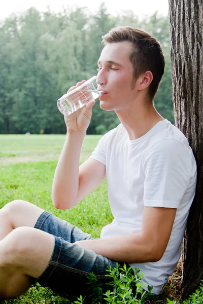 L'uomo beve acqua nel parco — Foto Stock