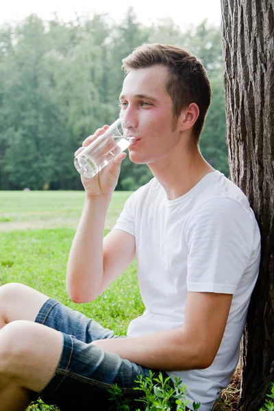 L'uomo beve acqua nel parco — Foto Stock