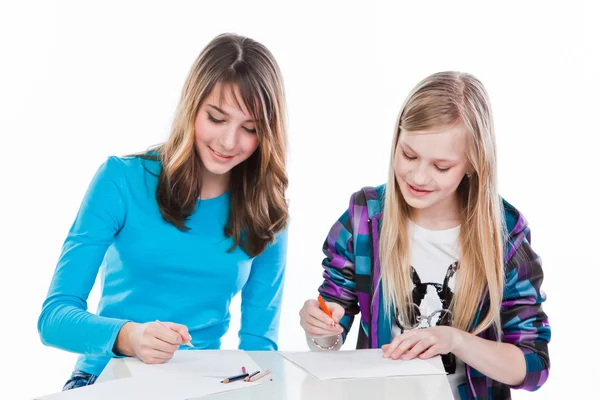 Две девушки рисуют — стоковое фото
